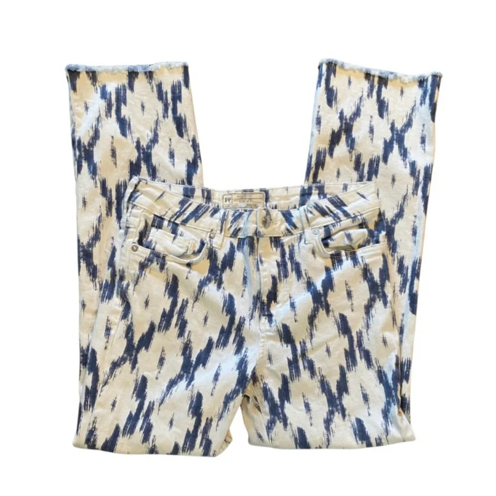 Free People Ikat Print Straight Leg Jeans Blue White Frayed Hem Size 27 OB836848